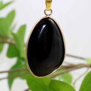 Black onyx pendant necklace. 1.6"Hx .8"W; 17.3" o-chain with a 2" extender; nwot